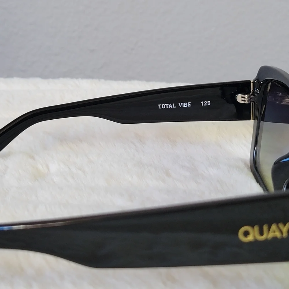 QUAY // ltd ed paris hilton collab oversized premium injection square sunglasses